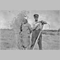 005-0065 Herbert und Erna Daudert bei der Ernte im Sommer 1943.jpg